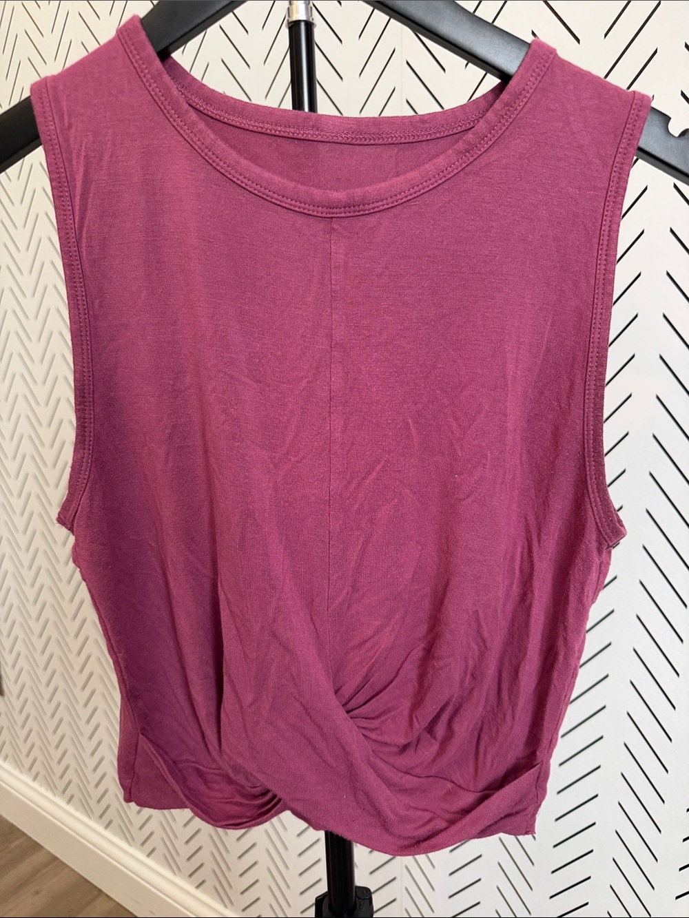 ALO Yoga Twist-Front Tank Top - Plum